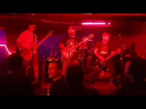 Watch the video for Minorías