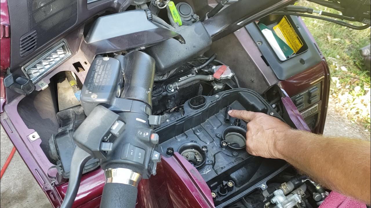 1500 Honda Goldwing surging idle. PCV vacuum hose tip. And accelerator pump. YouTube