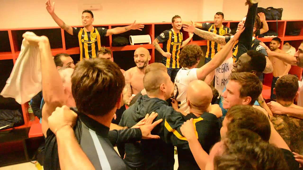 El festejo de los jugadores en el vestuario tras la victoria clásica - 2015