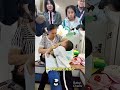 Brothers boxing match with mom and dad as referees 👦🥊兄弟のボクシング対決、パパとママが審判 😂🥊