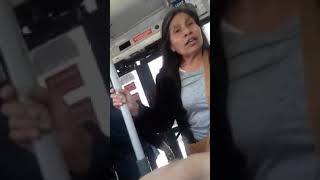 Fanática religiosa, por imponer su creencia le falta el respeto a una mujer en el transporte público