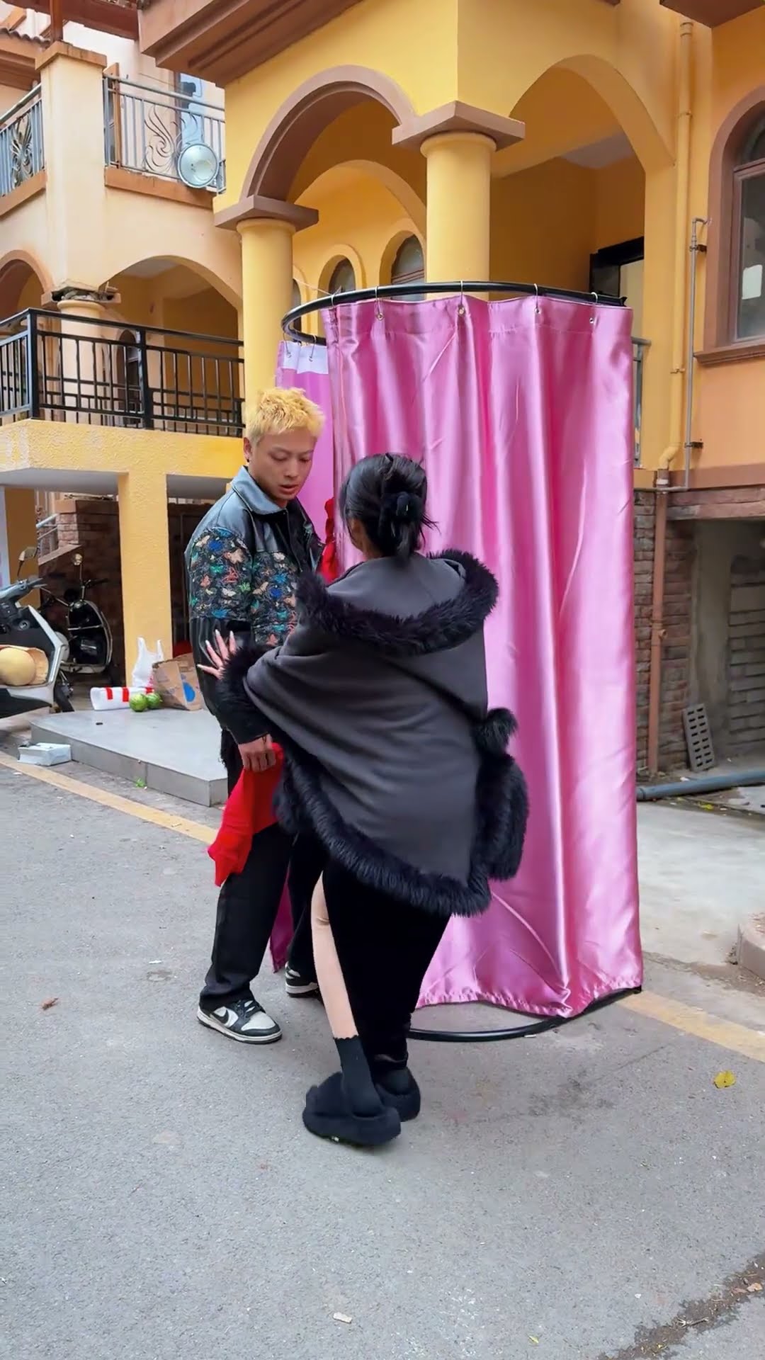 厕所藏了个女孩#short #cute #funny
