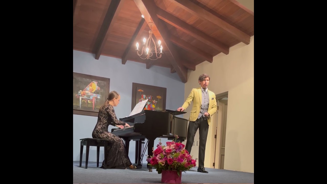 Roy Espinoza sing Nulla, silenzio!