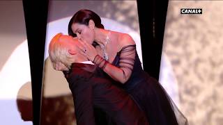 Torride baiser entre Monica Bellucci et Alex Lutz ! - Festival de Cannes 2017