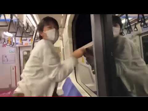 鉄道界隈の有名人・カステラ氏が京葉線の電車車内からパン投げ