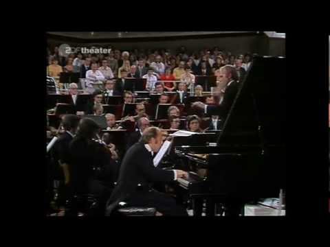 Vladimir Krainev plays Rachmaninov Concerto No.2