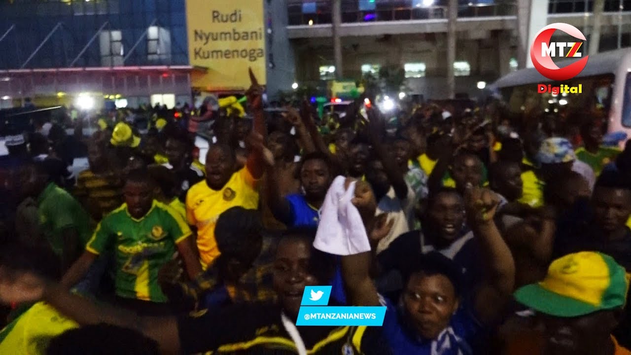 UTAWAPENDA! Mashabiki YANGA wakipiga shangwe baada ya sare na SIMBA ...