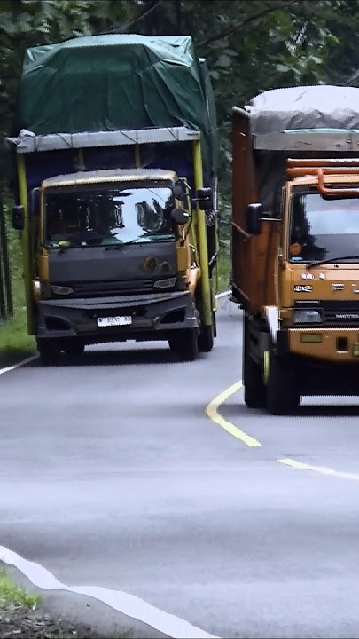 Kalem Pak Sopir! Momen Truk Fuso menyalip dengan cepat tapi tenang