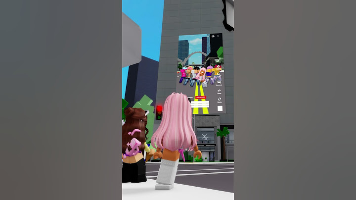 she saw my video playing on the building😣😭#robloxshorts #roblox