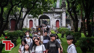 Sĩ tử vượt mưa cầu may trước kỳ thi tốt nghiệp THPT 2024 | Tiền Phong TV