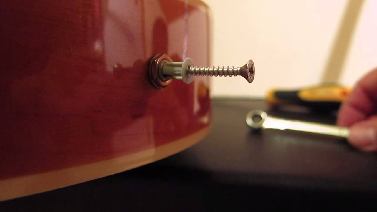 Wie man die Buchse einer Gitarre festzieht How to tighten a guitar