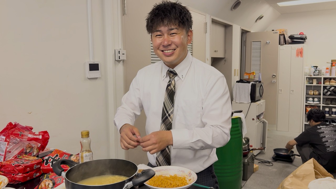 部下達にパシリにされて辛ラーメンを全員分作った。