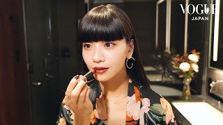 FAKY Hinaが、映える赤系モードメイクを披露！ ゆらぎ肌の為のスキンケア方法も。| Beauty Secrets | VOGUE JAPAN
