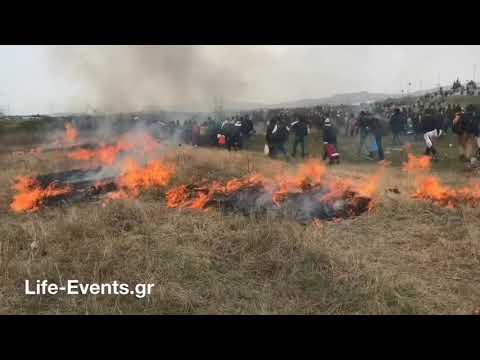 Οι πρόσφυγες άναψαν φωτιές στα Διαβατά Θεσσαλονίκης