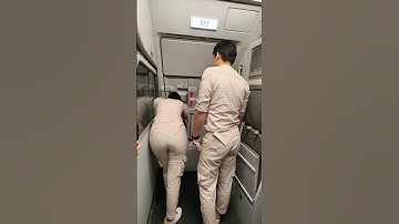 Buka Pintu Pesawat Oleh Pramugari Cantik Super Air Jet Saat tiba di Bandara Tujuan