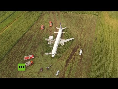 Imágenes aéreas: avión de pasajeros aterriza en un campo cerca de Moscú