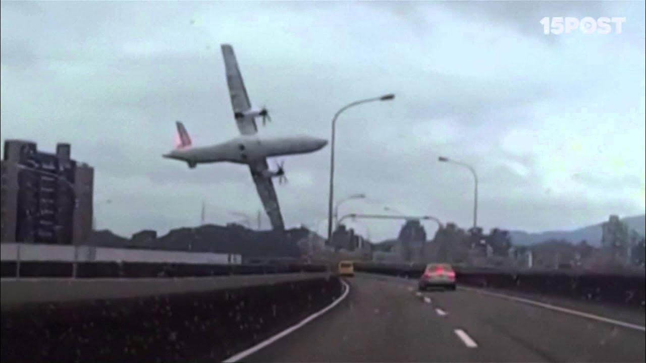 Аварии самолетов видео. Крушение самолёта в небе. Крушение самолета гиф. Аварии самолетов видео. Крушение американского самолета.