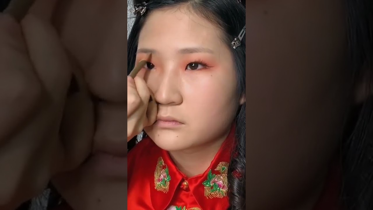 The beauty of a single eyelid  