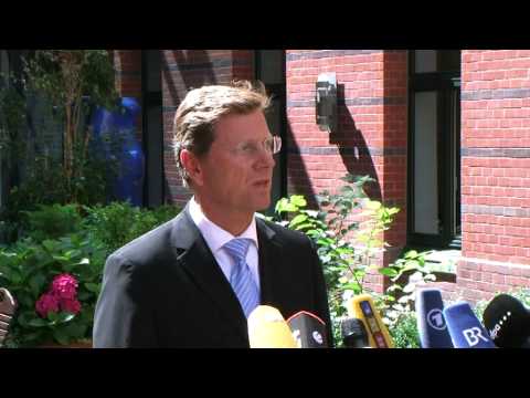 Der FDP-Partei- und Fraktionsvorsitzende Dr. Guido Westerwelle Ã¤uÃerte sich am 27. Juli 2009 vor Journalisten in Berlin zu den Themen Wehrpflicht, KontodatenÃ¼bermittlung an US-BehÃ¶rden und die DienstwagenaffÃ¤re von Gesundheitsministerin Ulla Schmidt.