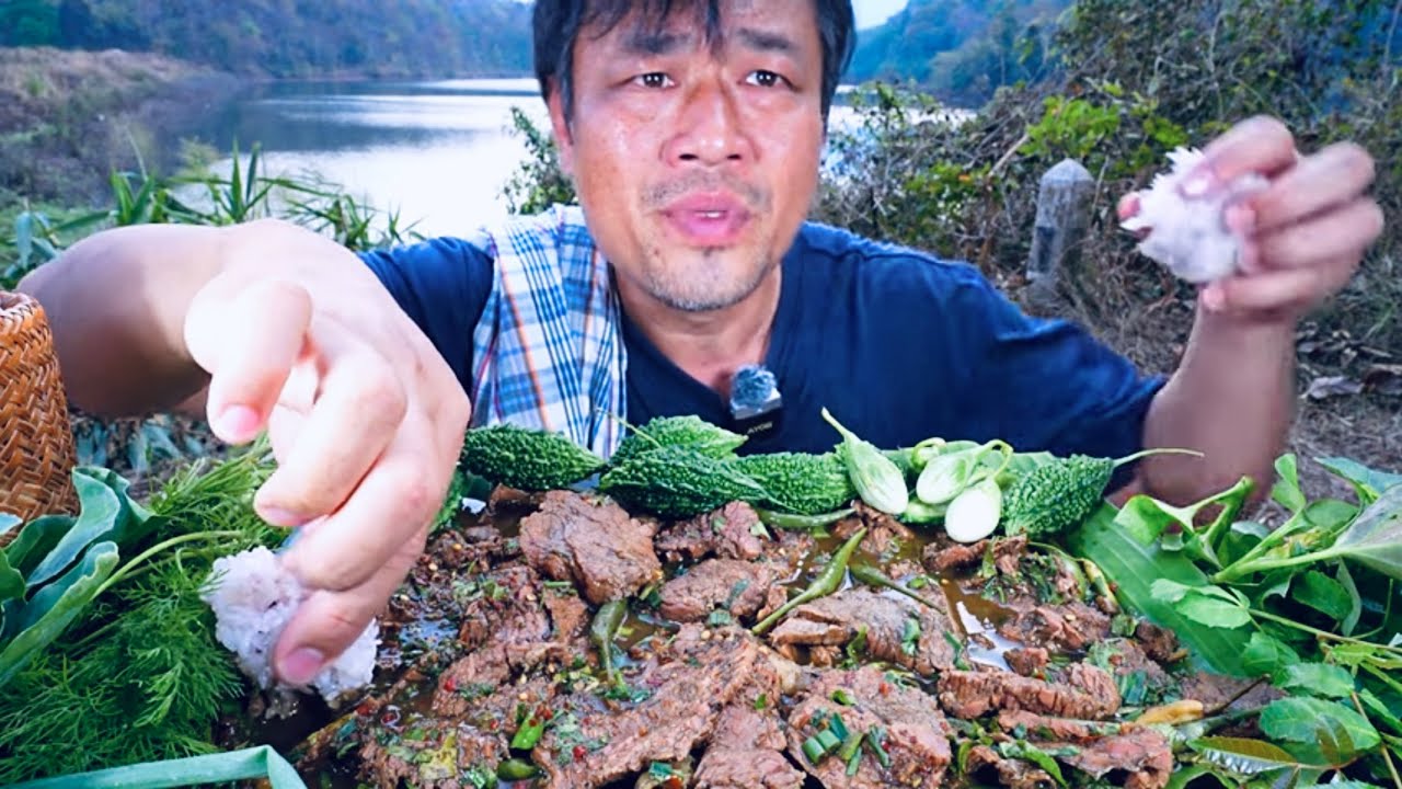 Eating Bitter Beef Bile Soup (Luu Khee Phia)