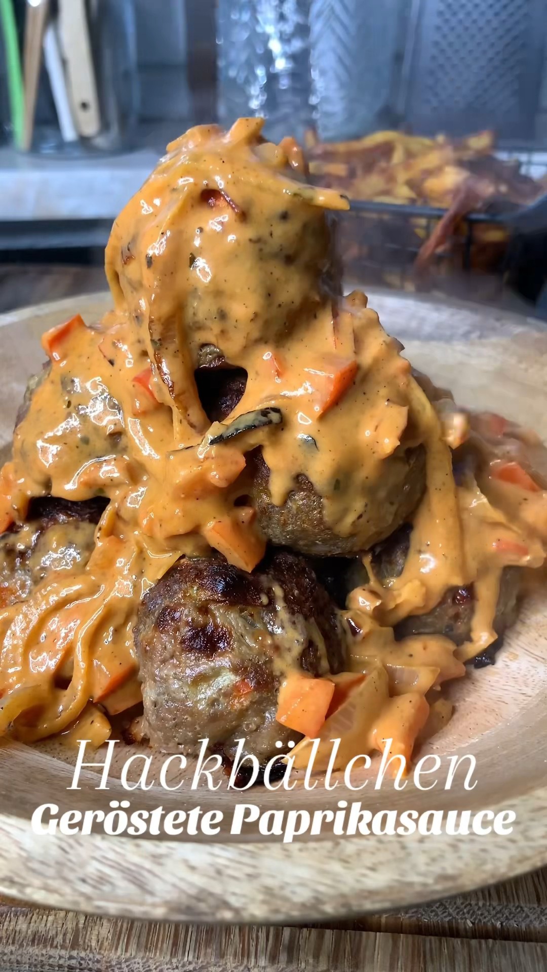 Hackbällchen in gerösteter Paprikasauce 🌶️#hackbällchen # ...