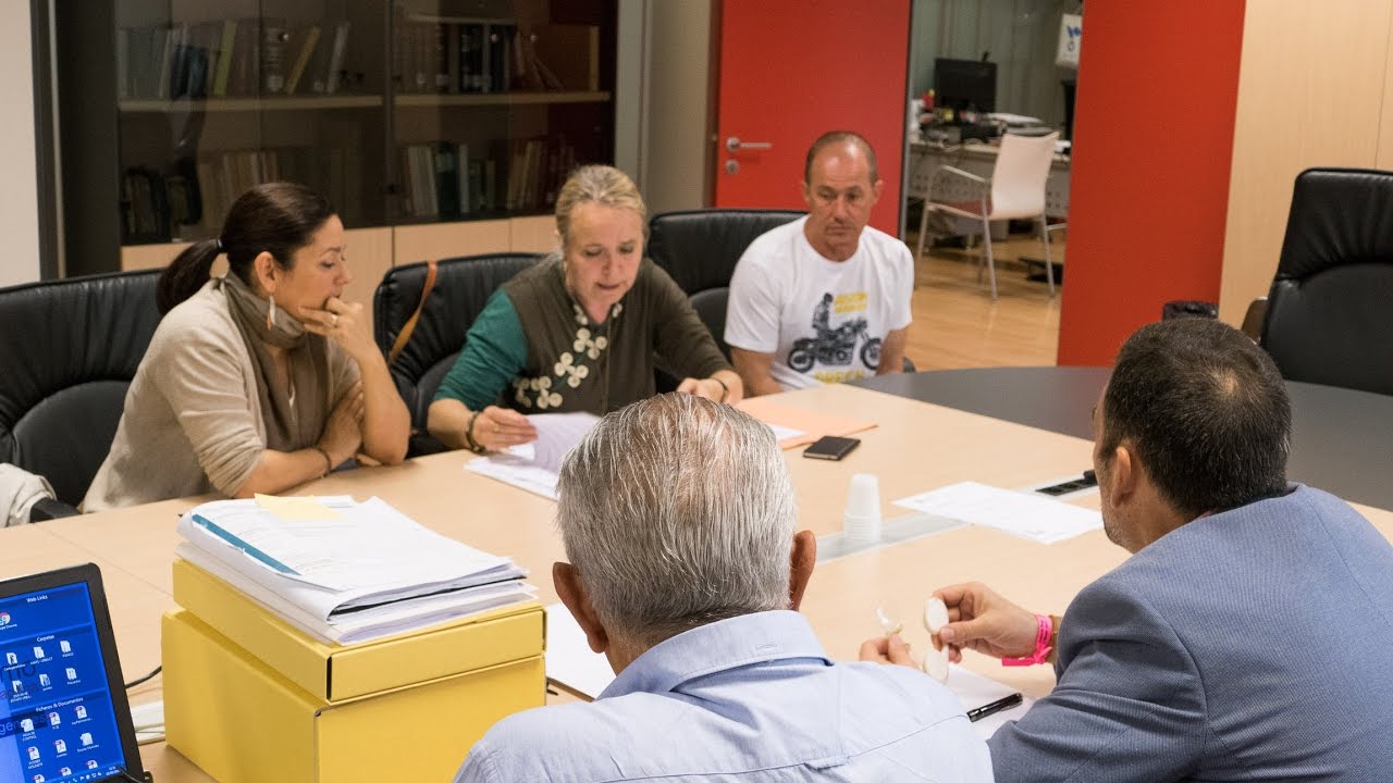 El alcalde informa a los vecinos del Bº Universitario sobre la legalidad del hostel noticias de ultima hora
