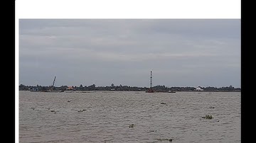 Cặp Xáng cạp gieo mình treo leo giữa dòng sông Hậu đang nước lên để móc cát