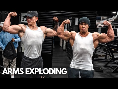 OUR ARMS ARE GETTING TOO BIG| FAT GRIPZ