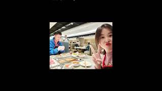 【中国】写真を取ったら、知らんやつが…／Stranger poses in photo／陌生人在照片中摆出的姿势