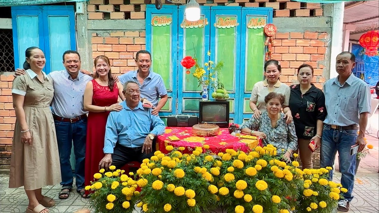 MÙNG 2 TẾT, LÌ XÌ CHÚC TẾT SUM HỌP GIA ĐÌNH | Vinh & Truyen