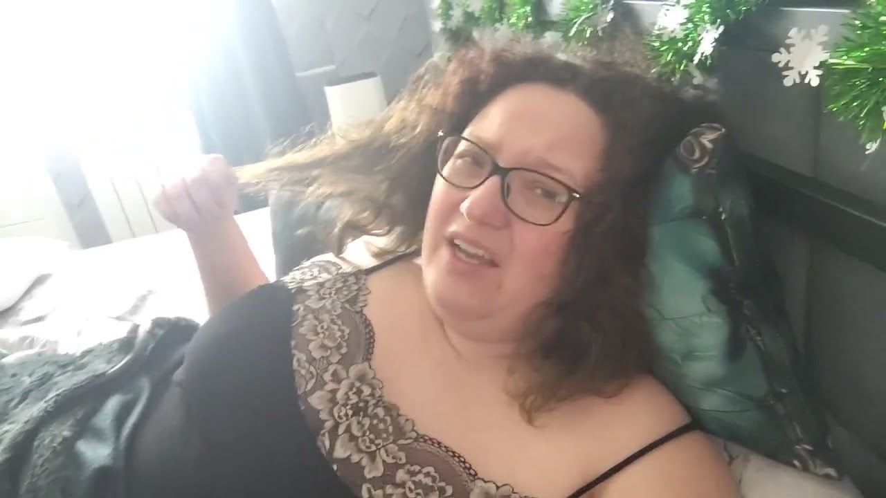 Утро. Похмелье. Я пью.  Лежу и разговариваю. Длинный личный разговор.