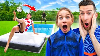 MEGA ZWEMBAD VOETBAL CHALLENGES - CELINE vs ANNA 😮 #631