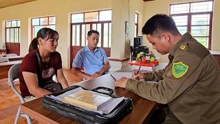 Thu went to the police station with Hoi to report the robbery she had just experienced.