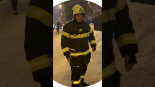 Пожарник на месте возгорания на Черняховского объясняет, почему свет горит в доме