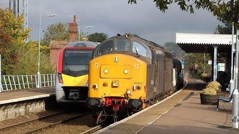 37422 thrashes through Wroxham with 37218 on 3S01 RHTT