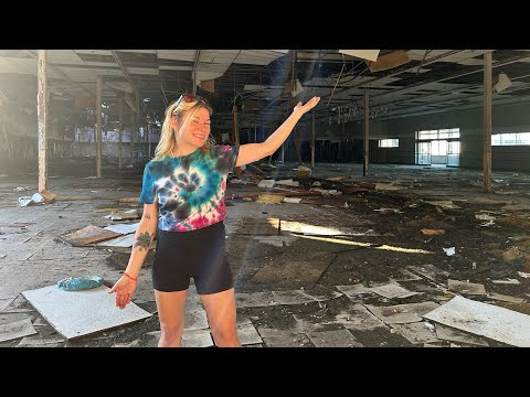 THIS GROCERY STORE IS FALLING IN ON ITSELF Extreme decay the abandoned FOODTOWN Urban exploration