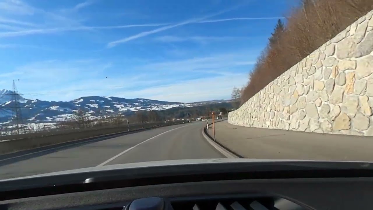 Essa Estrada Parece um Filme 🎬 | Gruyère. Mundo por causa de direitos autorais. 