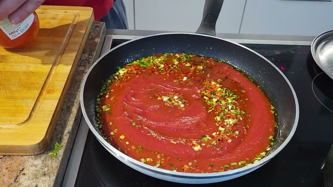 mezze  lune ripiene con patate e  carne In sugo all'arrabbiata