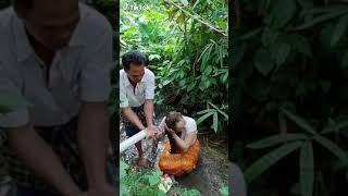 Wanita Cantik Mandi Di Sungai Tabanan Bali