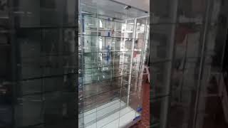 Vitrina lateral en vidrio de lujo, ideal para exhibición de colecciones/ Angel Herrera- 3138538300