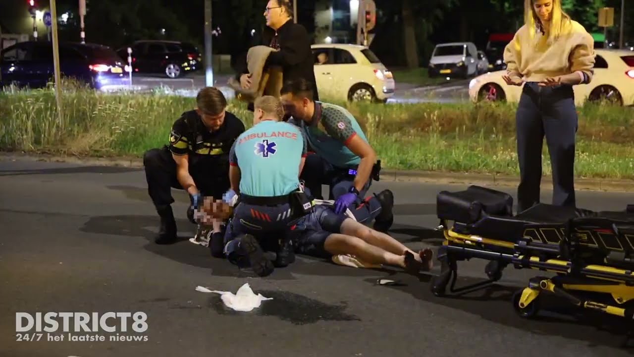 Fietser zwaargewond na botsing met auto Loevesteinlaan Den Haag