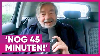 Hilarisch ritje in Tesla met Maarten van Rossem