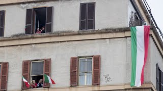 Coronavirus: Gli italiani in quarantena escono in balcone e cantano contro il Virus