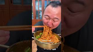 The aroma of this oil-splashed noodles is unreal!