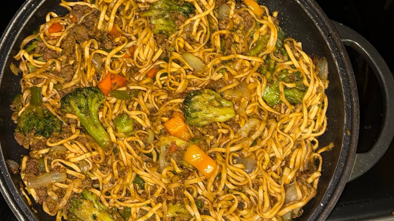 Корейская лапша, фарш из индейки и жареные овощи!