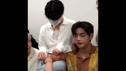 Jimin teasing Taehyung😂!!! Jimin picking on Taehyung’s arm hair😭😂#taehyung #jimin #taemin