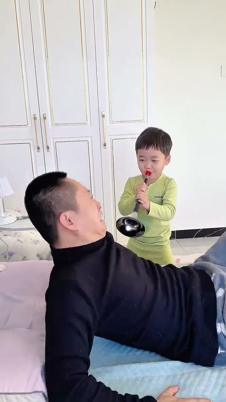趁着爸爸睡着给他吹个喇叭，熊孩子太坑了！#Cute baby#Cute#呆萌小米宝#聪明宝宝#萌娃