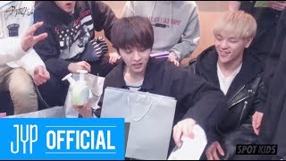 Spot Kids Black 새해맞이 Stray Kids의 선물 교환 현장 포착