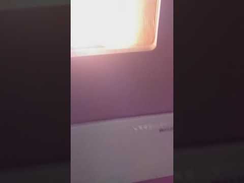 فيديو: مدفأة في منزل خشبي (67 صورة): تركيب موقد معدني في الطابق الثاني من المنزل الريفي ، تصميم الهياكل