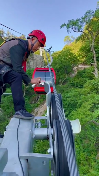 How does the cable car work